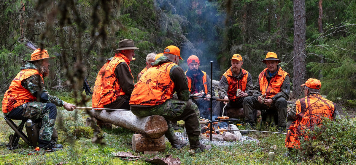 Jahtiseurue grillailee nuotiolla metsästyksen lomassa
